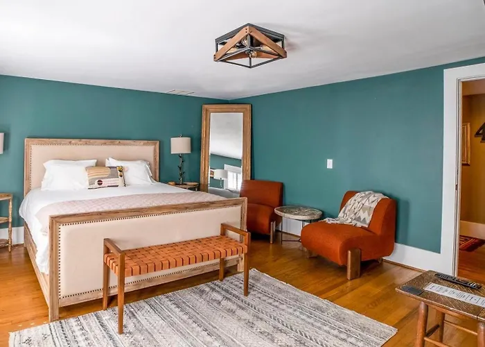 Hellbender Bed & Beverage